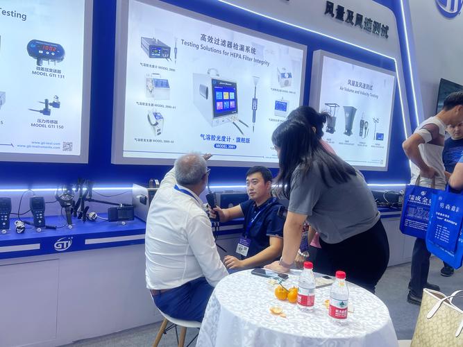 精密的工作人员为每一位来访者提供了详尽的产品演示和技术咨询服务